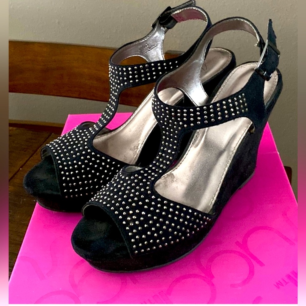 SUGAR SEQUINED VELVET BLACK PLATFORM HEELS IN SIZE 6.5